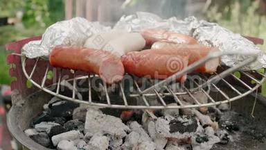 在夏季周末烧烤晚会上用烧烤炉烤煤